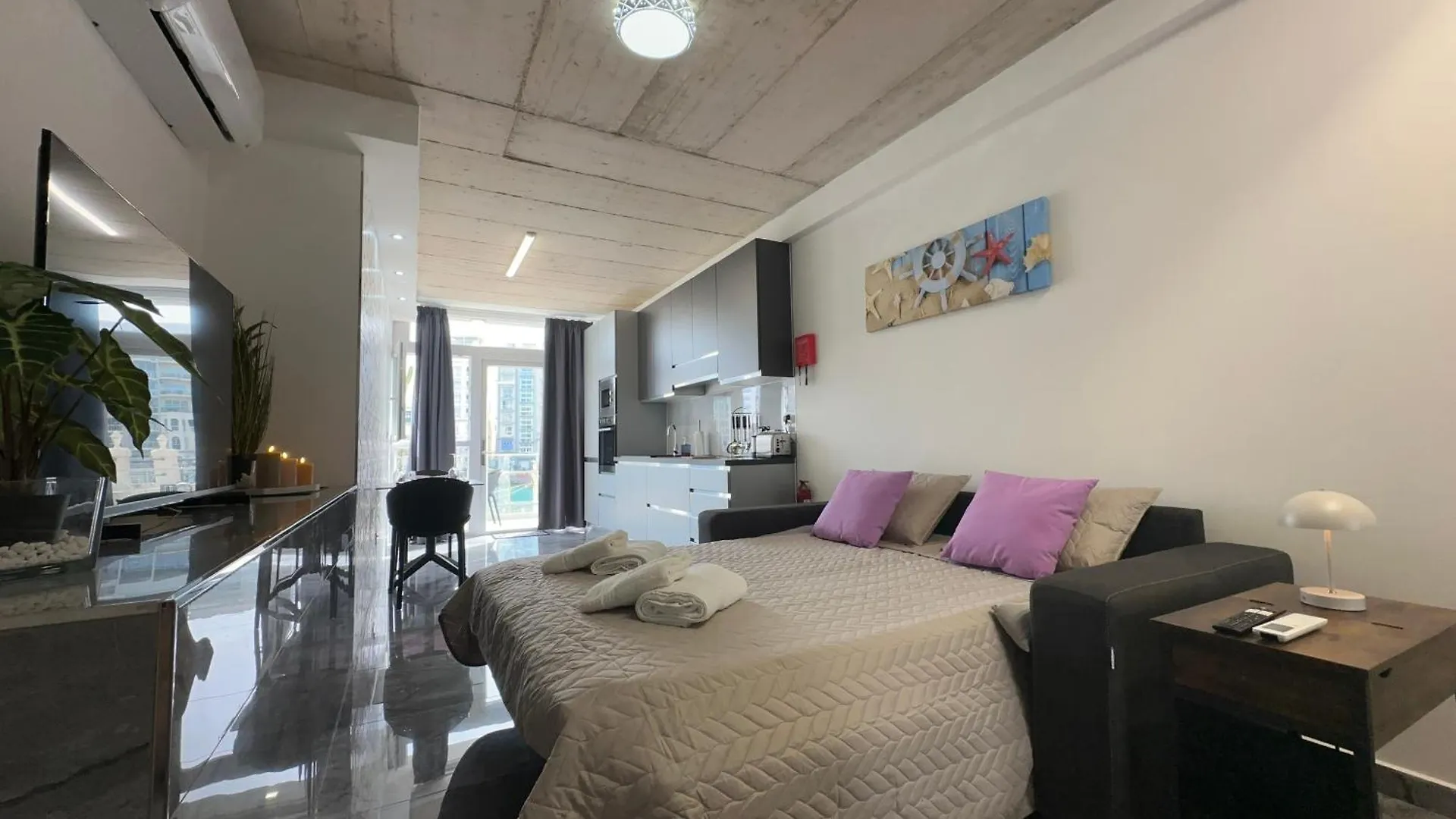 Seafront, Lovely Modern Studio. St. Julian's